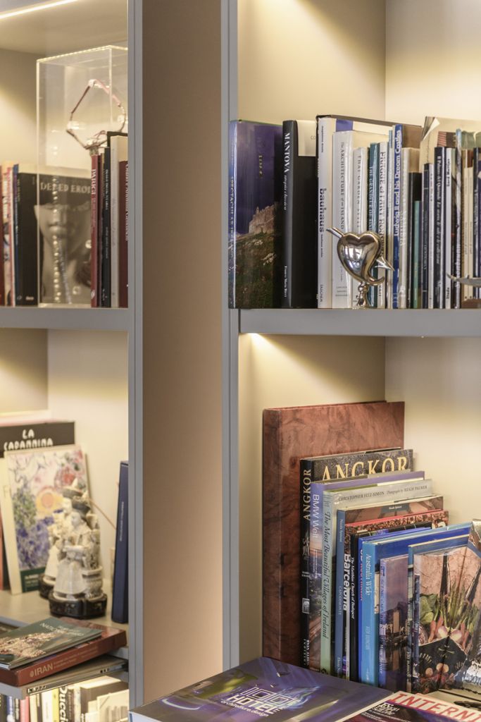 Pierattelli Architetture - studio architettura Firenze - Interior - Interior design - appartamento a Firenze - living room - salotto design - Libro Neutra - lucchetto tuareg - tavolino